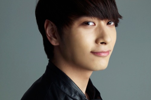 2PMのメンバーで俳優のファン・チャンソンが、映画『レッドカーペット』で初めてスクリーンに挑戦する。