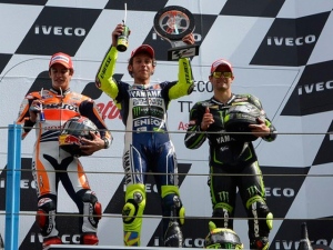 最高峰のMotoGPクラスで、バレンティーノ・ロッシ(イタリア ヤマハ)が優勝、前人未到の通算80勝目を挙げた 最高峰のMotoGPクラスで、バレンティーノ・ロッシ(イタリア ヤマハ)が優勝、前人未到の通算80勝目を挙げた