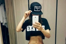 AFTERSCHOOLのジョンアが、ポールダンスの練習で鍛えた腹筋を披露し話題だ。