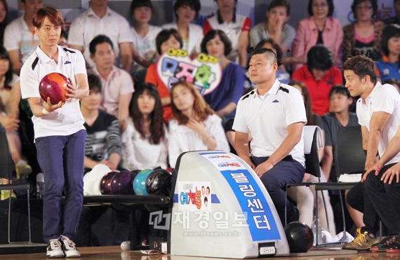 神話(SHINHWA)のアンディが、芸体能チームの新しいメンバーとして迎え入れられた。写真=KBS 2TV『僕らの町の芸・体・能』
