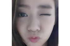 KARAのハン・スンヨンがキュートなウインク顔を収めたセルフショットを公開した。写真＝スンヨンのツイッターより