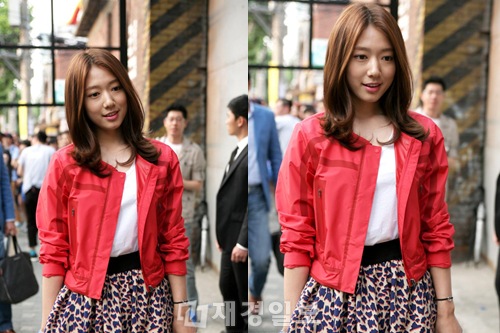 パク・シネが、ファッションブランドのイベント会場に現れた際のオフショットが公開されて話題になっている。写真＝コーロンスポーツ