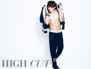 2PMのジュノが、“天使の微笑”を封印し、大人の男の魅力をアピールした。写真=HIGH CUT 2PMのジュノが、“天使の微笑”を封印し、大人の男の魅力をアピールした。写真=HIGH CUT