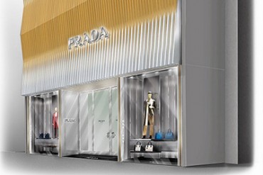 プラダが心斎橋・御堂筋に大型旗艦店をオープン ‐ 限定色のサフィアーノトートバッグも