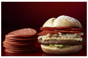 7月20日に販売する「クォーターパウンダー ルビースパーク」(画像:日本マクドナルド) 7月20日に販売する「クォーターパウンダー ルビースパーク」(画像:日本マクドナルド)