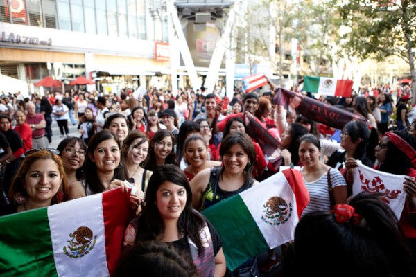 ワールドツアー中の東方神起が、香港・中国・マレーシアに続きアメリカLAでも幻想的なステージで観客を魅了した。写真＝SMエンターテインメント