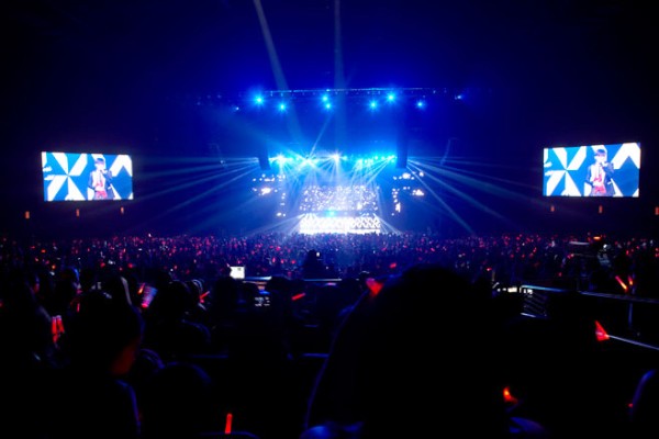 ワールドツアー中の東方神起が、香港・中国・マレーシアに続きアメリカLAでも幻想的なステージで観客を魅了した。写真＝SMエンターテインメント