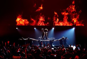 現在ワールドツアーを繰り広げている東方神起が、米LAに続いてチリのサンティアゴ公演も大盛況で終え、米大陸を東方神起カラーで華麗に彩った。写真=SMエンターテインメント 現在ワールドツアーを繰り広げている東方神起が、米LAに続いてチリのサンティアゴ公演も大盛況で終え、米大陸を東方神起カラーで華麗に彩った。写真=SMエンターテインメント