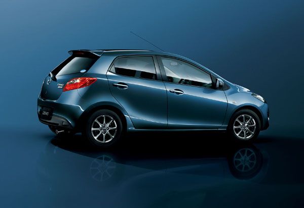 特別仕様車「マツダ デミオ 13-SKYACTIV シューティングスター グレイス」(画像:マツダ) 特別仕様車「マツダ デミオ 13-SKYACTIV シューティングスター グレイス」(画像:マツダ)