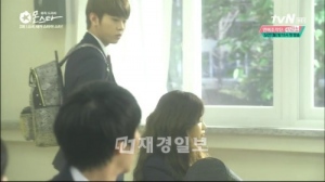 最近、“彼氏にしたいアイドル”として人気を集めているBEASTジュニョンとB1A4ゴンチャンが、同じリュックを着用し話題となっている。写真＝M-net『モンスター』、KBS2『出発ドリームチーム』キャプチャ