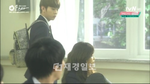 最近、“彼氏にしたいアイドル”として人気を集めているBEASTジュニョンとB1A4ゴンチャンが、同じリュックを着用し話題となっている。写真＝M-net『モンスター』、KBS2『出発ドリームチーム』キャプチャ