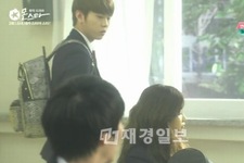 最近、“彼氏にしたいアイドル”として人気を集めているBEASTジュニョンとB1A4ゴンチャンが、同じリュックを着用し話題となっている。写真＝M-net『モンスター』、KBS2『出発ドリームチーム』キャプチャ