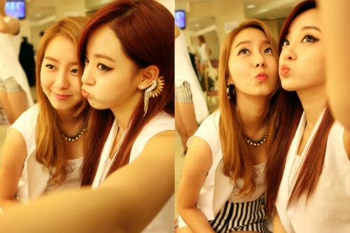 AFTERSCHOOLのユイとジュヨンがキュートな魅力たっぷりのセルフショット写真を公開し、話題となっている。