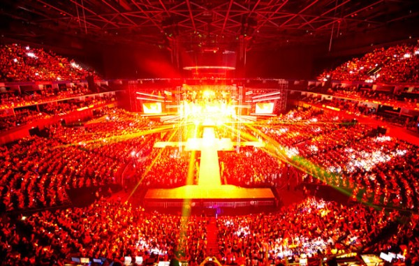 ワールドツアー中の東方神起が、LA（アメリカ）、サンティアゴ（チリ）などアメリカ大陸に続き、上海（中国）コンサートも大盛況のうちに終えた。写真＝SMエンターテインメント