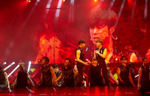 ワールドツアー中の東方神起が、LA（アメリカ）、サンティアゴ（チリ）などアメリカ大陸に続き、上海（中国）コンサートも大盛況のうちに終えた。写真＝SMエンターテインメント