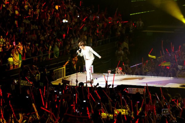 ワールドツアー中の東方神起が、LA（アメリカ）、サンティアゴ（チリ）などアメリカ大陸に続き、上海（中国）コンサートも大盛況のうちに終えた。写真＝SMエンターテインメント