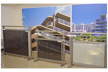 シースルー太陽電池モジュールのラインアップ（写真：シャープ）