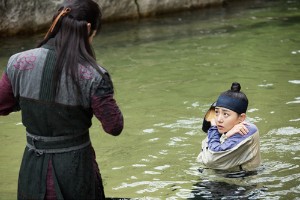 MBC月火ドラマ『火の女神チョンイ』の第8話で、キム・ボムがムン・グニョンに向けた優しさを見せ、女性視聴者の心を掴んだ。写真＝ケイパックス