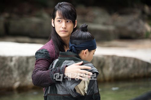 MBC月火ドラマ『火の女神チョンイ』の第8話で、キム・ボムがムン・グニョンに向けた優しさを見せ、女性視聴者の心を掴んだ。写真＝ケイパックス