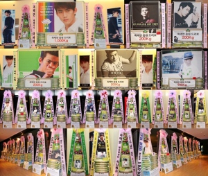 2PMテギョンの多国籍ファンが、tvN新ドラマ『Who are you』の制作発表会に米花輪を送り彼を応援した。写真＝ドリーミー