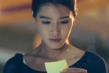 元AFTERSCHOOLのカヒが、初主演を務めるSNSドラマ『まだ別れていないから』で完璧なファッションを披露して話題を集めている。