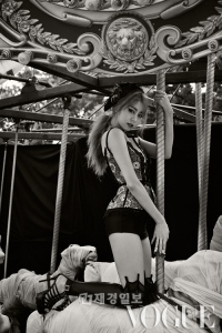 最近ポールダンスで注目されている女性アイドルグループAFTERSCHOOLのユイが、このたび「VOGUE KOREA」でグラビアを公開した。写真＝VOGUE KOREA