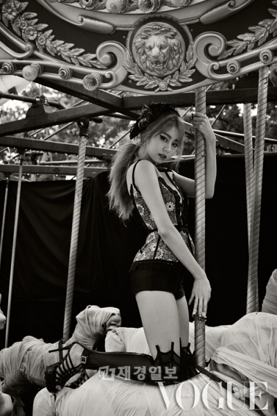最近ポールダンスで注目されている女性アイドルグループAFTERSCHOOLのユイが、このたび「VOGUE KOREA」でグラビアを公開した。写真＝VOGUE KOREA