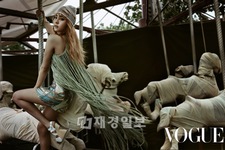 最近ポールダンスで注目されている女性アイドルグループAFTERSCHOOLのユイが、このたび「VOGUE KOREA」でグラビアを公開した。写真＝VOGUE KOREA