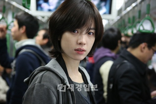 映画『監視者たち』で、ボーイッシュでさばさばとした監視班の新入り‘ハン・ユンジュ’を演じるハン・ヒョジュのショートヘアが話題となっている。写真= ZIPCINE