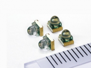 ロームがデジカメAF補助光に最適な小型・高出力な「面実装非球面レンズ付きLED」をリリースした。 ロームがデジカメAF補助光に最適な小型・高出力な「面実装非球面レンズ付きLED」をリリースした。