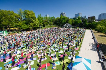 東京ミッドタウンで無料エクササイズイベント開催 - 会場の芝生広場には野外バルも登場