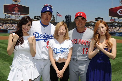 少女時代のテヨン、ティファニー、サニーが、米国LAドジャースの「韓国の日」イベントに参加した。写真＝ドジャースのツイッターより
