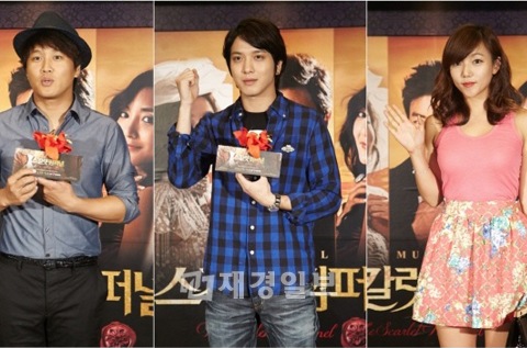 ミュージカル『スカーレット・ピンパーネル』の公演に俳優チャ・テヒョン、CNBLUEのチョン・ヨンファ、女優イ・チェヨンら華やかなスターたちが公演を観覧しに訪れた。写真=CJ E&M