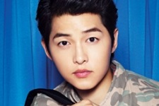 俳優ソン・ジュンギの「サムソナイトレッド」秋冬コレクションのグラビアが公開された。