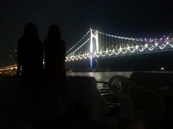 AFTERSCHOOLのジュヨンとジョンアが、ファンサイン会と休暇のためプサンに赴き、癒やしの時間を過ごした写真がこのたび公開された。