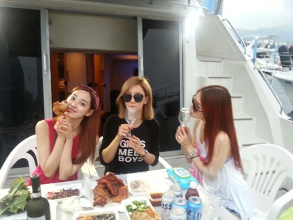 AFTERSCHOOLのジュヨンとジョンアが、ファンサイン会と休暇のためプサンに赴き、癒やしの時間を過ごした写真がこのたび公開された。