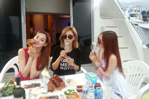 AFTERSCHOOLのジュヨンとジョンアが、ファンサイン会と休暇のためプサンに赴き、癒やしの時間を過ごした写真がこのたび公開された。