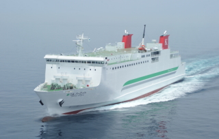 川崎近海汽船＜９１７９＞（東２）１３年３月期上期前半（４～６月）は、緩やかな景気回復基調が続いた反面、船腹の供給圧力も継続する強弱が入り交ざる環境であったが、内航部門が５．７％増収と好調を維持し、近海・内航の両部門増収であった。