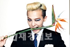 G-DRAGONがモデルを務めるコスメブランド「the seam(ザ・セム)」が、先月29日に行われたG-DRAGONの広告撮影のメイキングカットを一部公開した。