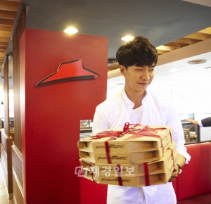 女子大のキャンパスを訪れるイ・スンギの姿がキャッチされ、話題となっている。 女子大のキャンパスを訪れるイ・スンギの姿がキャッチされ、話題となっている。