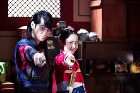 「火の女神チョンイ」の主人公を演じるムン・グニョンとキム・ボムが、ほほえましいツーショットを公開して注目を集めている。写真=ケイパックス