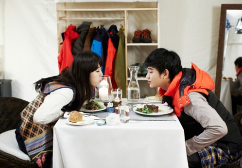 モデルの入れ替わりの激しいアウトドア業界でも珍しく長く続いているスジ＆スヒョンのカップルが長く愛されている理由を探ってみる。