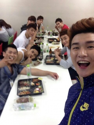 Ftislandイ ジェジン ハイスクールミュージカル の共演者とスタッフに弁当を差し入れ 韓流stars