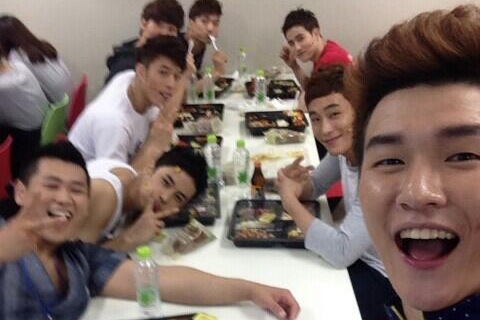FTISLANDのイ・ジェジンが、ミュージカル『ハイスクールミュージカル』の共演者とスタッフらに弁当を差し入れし話題だ。写真＝カン・ホンソクのツイッター