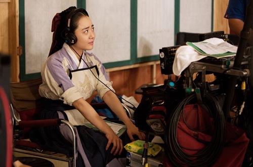 MBC月火ドラマ『火の女神チョンイ』に出演中のムン・グニョンが、スタッフに変身し視線を集めている。写真=ケイパックス	