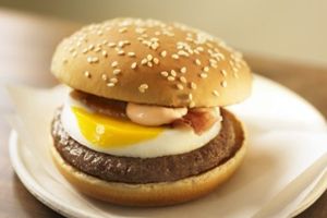 マクドナルド“秋の風物詩”「月見バーガー」（画像：日本マクドナルド）