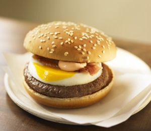 マクドナルド“秋の風物詩”「月見バーガー」（画像：日本マクドナルド）