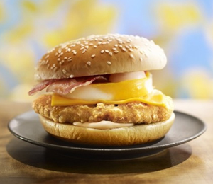 今年初登場の「チキンチーズ月見」(画像:日本マクドナルド) 今年初登場の「チキンチーズ月見」(画像:日本マクドナルド)