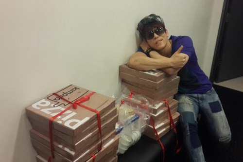 2AMのチャンミンがミュージカル『ジャック・ザ・リッパー』の共演者とスタッフに最後の差し入れをプレゼントした。