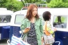 女優パク・シネが、爽やかなバカンスファッションを披露した。写真＝On Style「フォト・キャンピングログ」キャプチャー